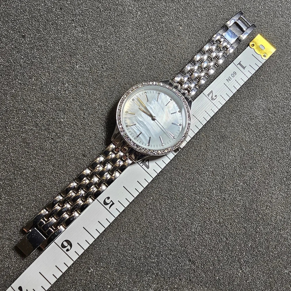 I.N.C Ladies Quartz Fashion Watch Silver Tone Mother Of Pearl Dial Working shows - Picture 9 of 9